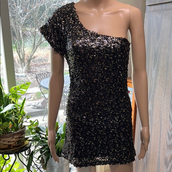 unsure Dresses & Skirts - Elegant Black and Gold Sequin One-Shoulder Mini Dress, Size Medium
